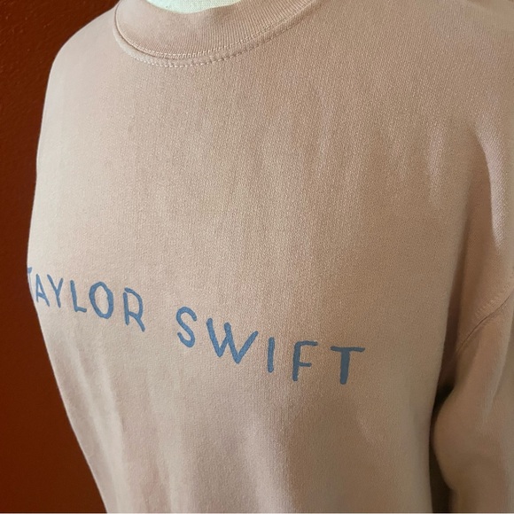 Taylor‎ Swift Women’s 1989 Album Cover Tour Pink Pullover Soft Sweater - Picture 3 of 4